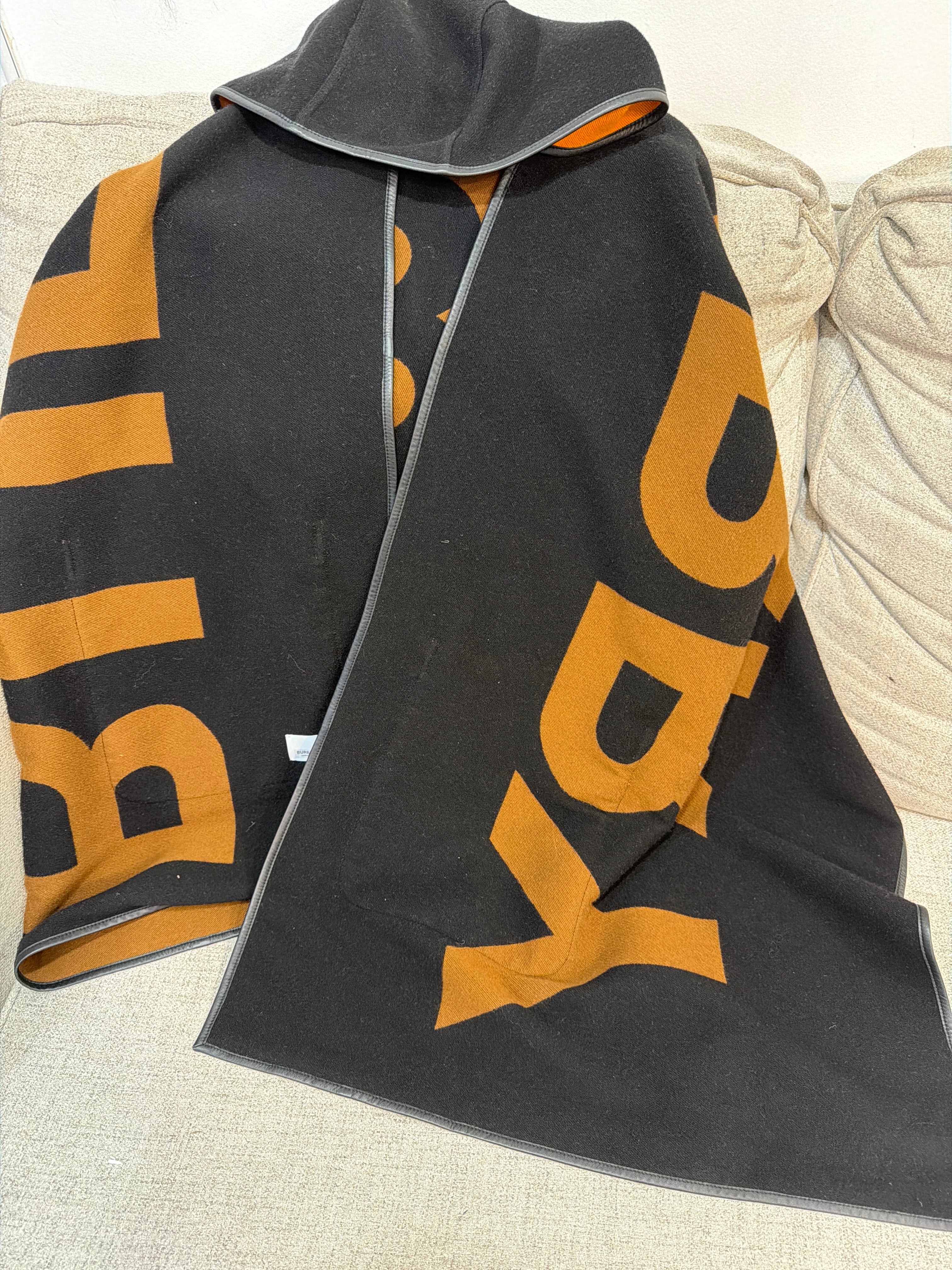 Burberry poncho(preowned)